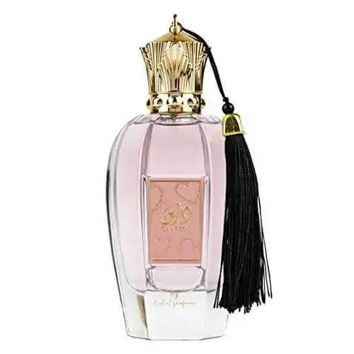 Een luxueuze roze Ard al Zaafaran Daareen parfumfles met een gouden kroonvormige dop en een zwarte kwast