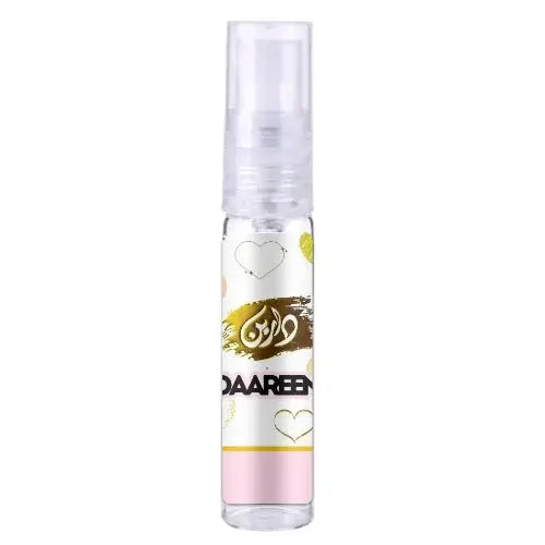 Een heldere glazen sprayfles ard al zaafaran daareen met gouden arabische letters en roze accenten