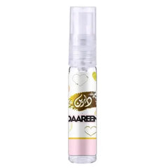 Een heldere glazen sprayfles ard al zaafaran daareen met gouden arabische letters en roze accenten