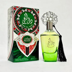 Green glazen parfumfles met zilveren ornate dop en zwarte tassel label dar al hae door opulent van ard al zaafaran
