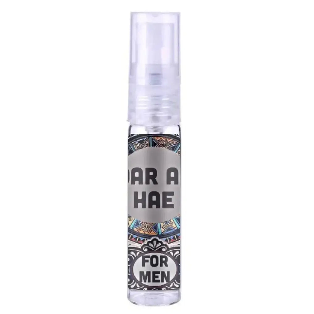 Heldere glazen sprayfles met zilveren label en geometrisch patroon van ard al zaafaran dar al hae silver voor mannen