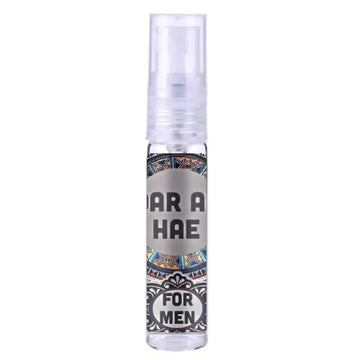 Heldere glazen sprayfles met zilveren label en geometrisch patroon van ard al zaafaran dar al hae silver voor mannen
