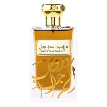 Een rechthoekige glazen parfumfles ard al zaafaran daroob al marajil met gouden dop en arabische gouden kalligrafie gevuld met amberkleurige vloeistof