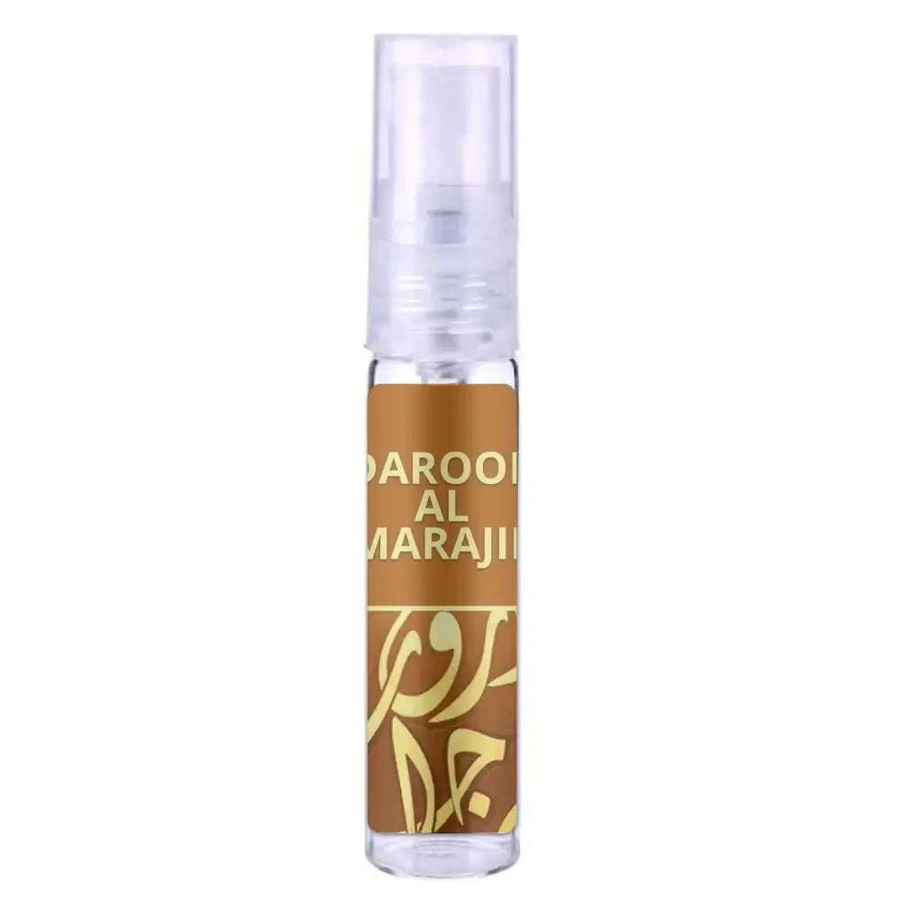 Een helder glazen sprayflesje met een bruin label met gouden arabische kalligrafie en de tekst daroo al maraji als aromatische parfum sample van ard al zaafaran daroob al marajil