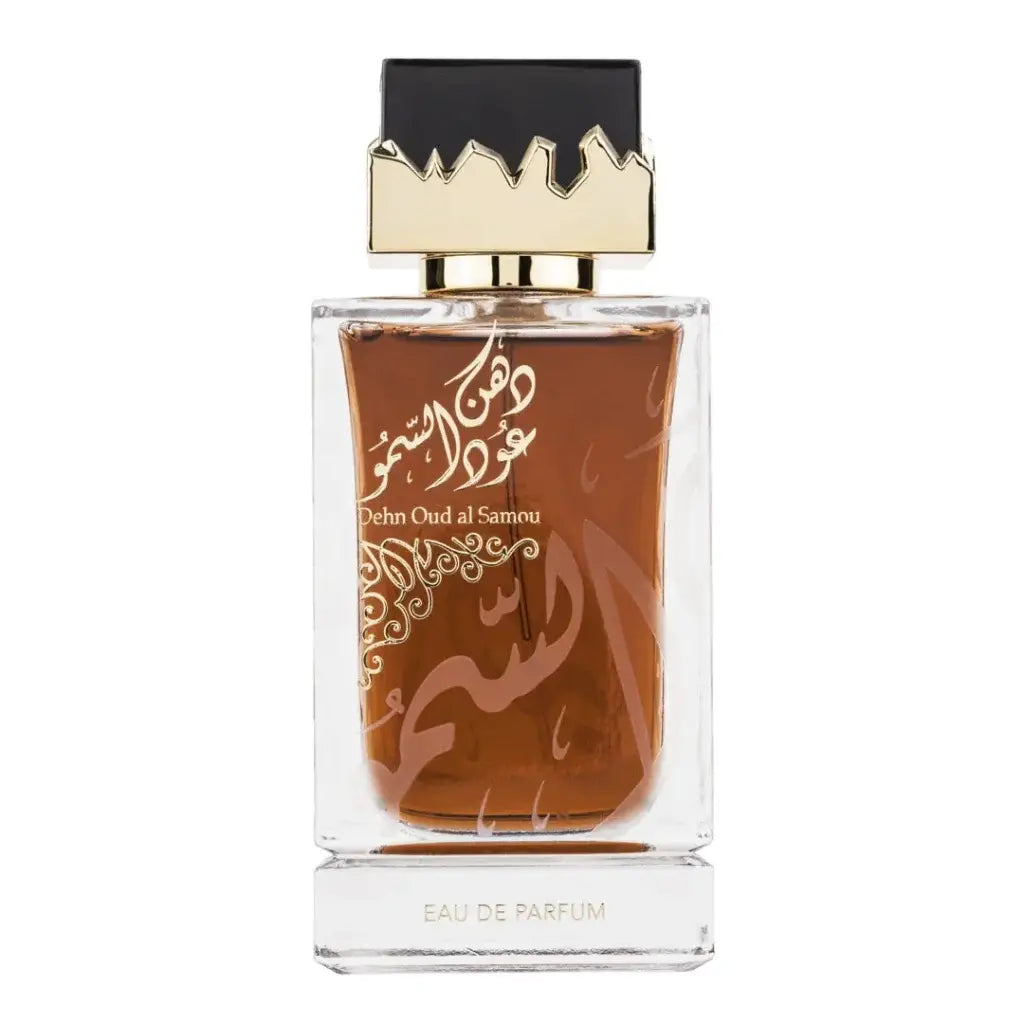 Een rechthoekige glazen fles ard al zaafaran dehn oud al samou eau de parfum met een zwarte en gouden kroonvormige dop en gouden arabische kalligrafie