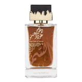 Een rechthoekige glazen fles ard al zaafaran dehn oud al samou eau de parfum met een zwarte en gouden kroonvormige dop en gouden arabische kalligrafie
