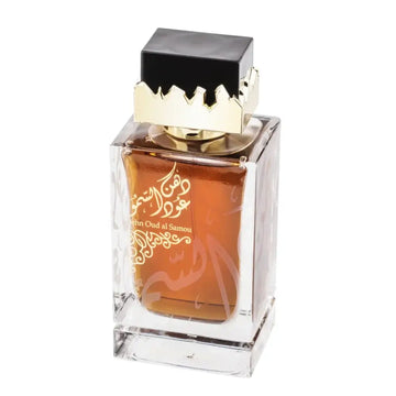 Een heldere glazen fles met amberkleurige ard al zaafaran dehn oud al samou parfum en kroonvormige zwarte en gouden dop