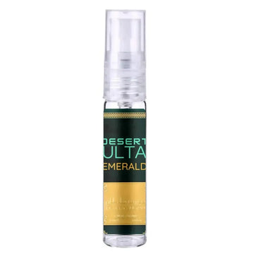 Een heldere glazen sprayfles met transparante pomp en donkergroen gouden label van ard al zaafaran desert sultan emerald