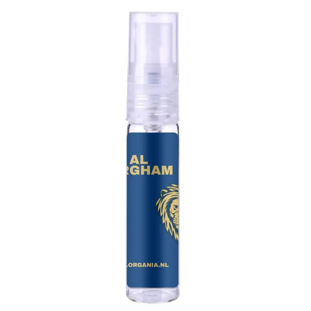 Een heldere glazen sprayfles met een blauw etiket, gouden letters en leeuwlogo van al qahram door organia.nl voor ard al zaafaran al dirgham