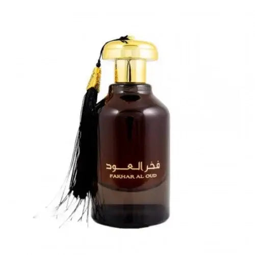 Donkere amberkleurige glazen parfumbottle met gouden dop en zwarte kwast labeled fakhar al oud van ard al zaafaran