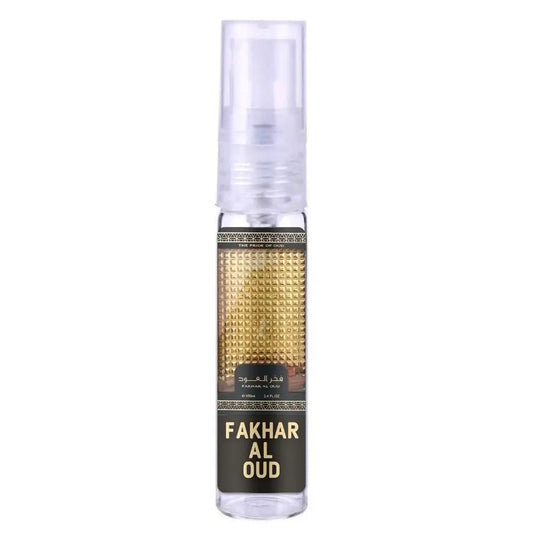 Een stijlvolle transparante sprayfles met een gouden textuur en zwart etiket met de merknaam fakhar al oud