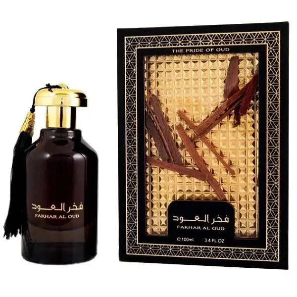 Donkere amberkleurige glazen fles met gouden dop en zwarte kwast, gelabeld fakhar al oud in arabisch, arď al zaafaran product