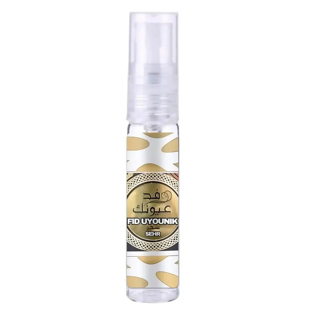 Een transparante glazen sprayfles van ard al zaafaran fid uyounik met een gouden witte label en een doorzichtige pomp