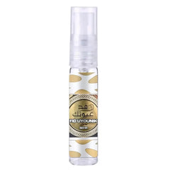 Een transparante glazen sprayfles van ard al zaafaran fid uyounik met een gouden witte label en een doorzichtige pomp