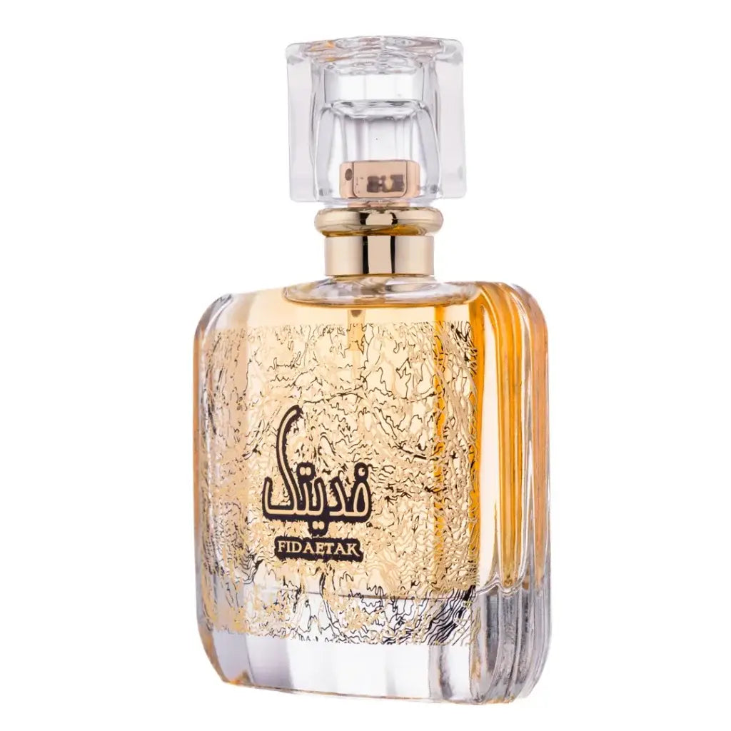 Een rechthoekige glazen parfumbottle ard al zaafaran fidaetak met gouden label en transparante facettendop