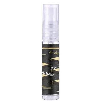 Een slanke transparante sprayfles met een zwart en goud label met de tekst ghaya a legend van ard al zaafaran ghaaya be a legend