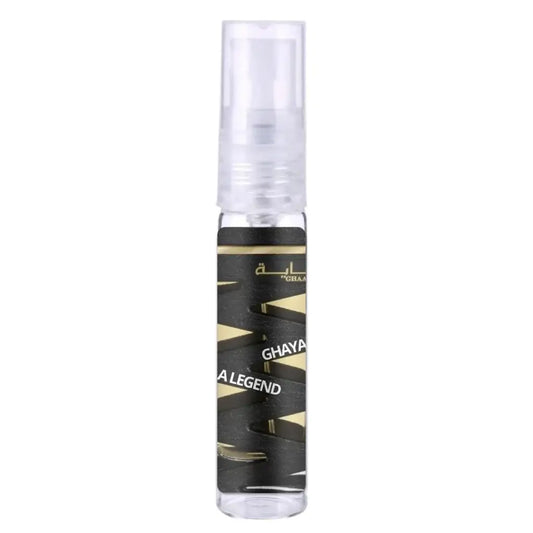 Een slanke transparante sprayfles met een zwart en goud label met de tekst ghaya a legend van ard al zaafaran ghaaya be a legend