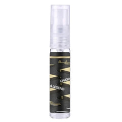 Een slanke transparante sprayfles met een zwart en goud label met de tekst ghaya a legend van ard al zaafaran ghaaya be a legend