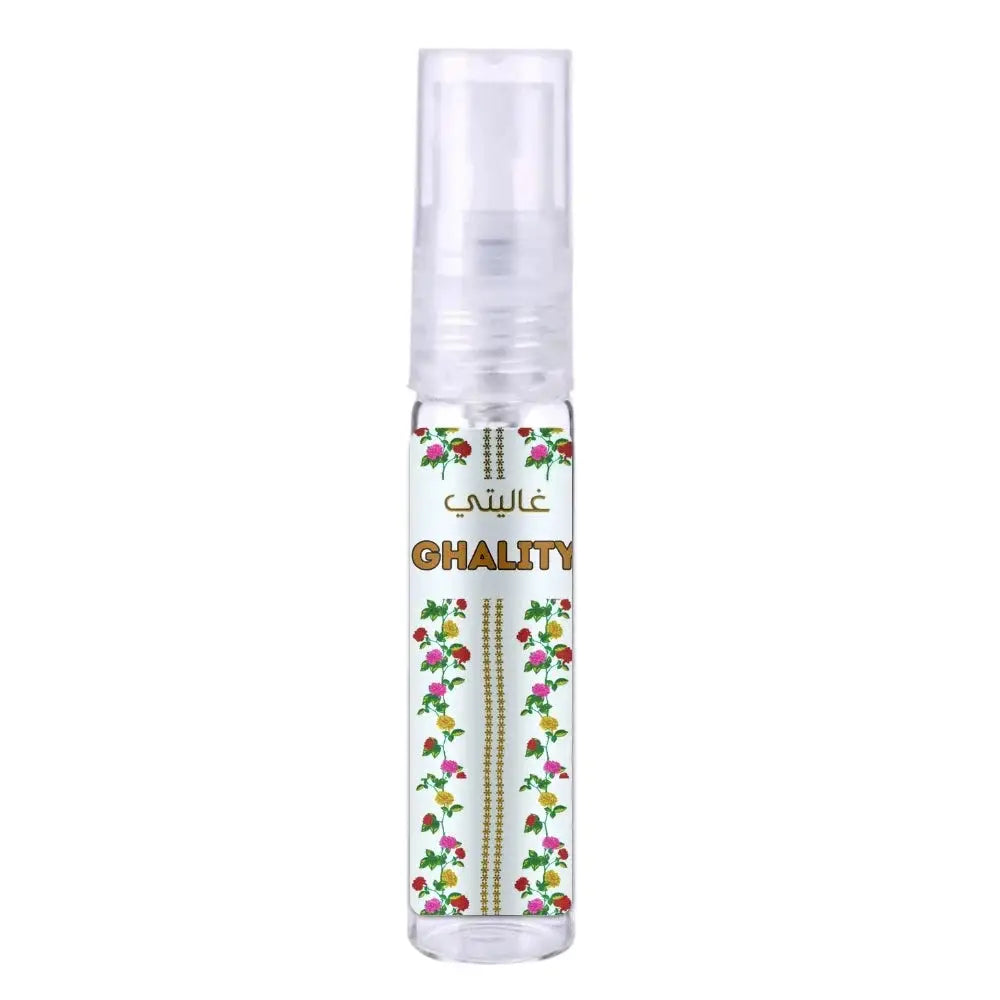 Heldere glazen sprayfles met witte label en kleurrijke bloemen en merknaam ghality in goud voor ard al zaafaran ghality