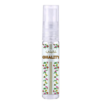 Heldere glazen sprayfles met witte label en kleurrijke bloemen en merknaam ghality in goud voor ard al zaafaran ghality