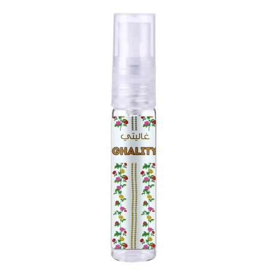 Heldere glazen sprayfles met witte label en kleurrijke bloemen en merknaam ghality in goud voor ard al zaafaran ghality
