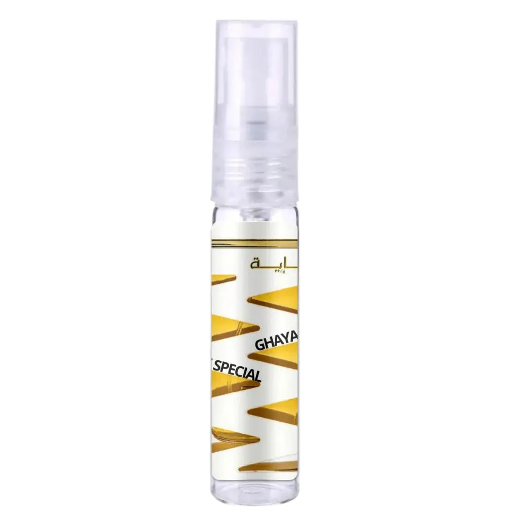 Heldere glazen sprayfles met wit en goud geometrisch label en zwarte tekst ghaya special voor Ard al Zaafaran Ghaya Be Special