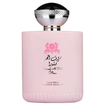 Roze rechthoekige parfumfles met zwarte en zilveren dop met arabische tekst en merknaam flora van ard al zaafaran huroof al hub flora