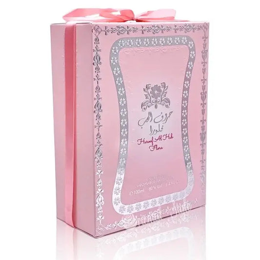 Roze geschenkdoos met zilveren sierdetails en lint met arad al zaafaran huroof al hub flora parfumbranding
