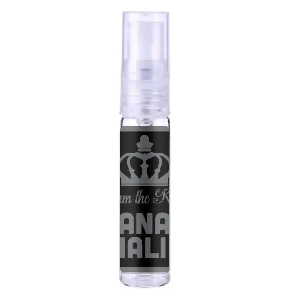 Heldere glazen sprayfles met zwart etiket en zilveren kroon voor Ard al Zaafaran i Am The King parfum