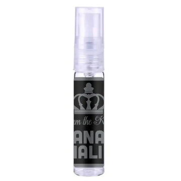 Heldere glazen sprayfles met zwart etiket en zilveren kroon voor Ard al Zaafaran i Am The King parfum