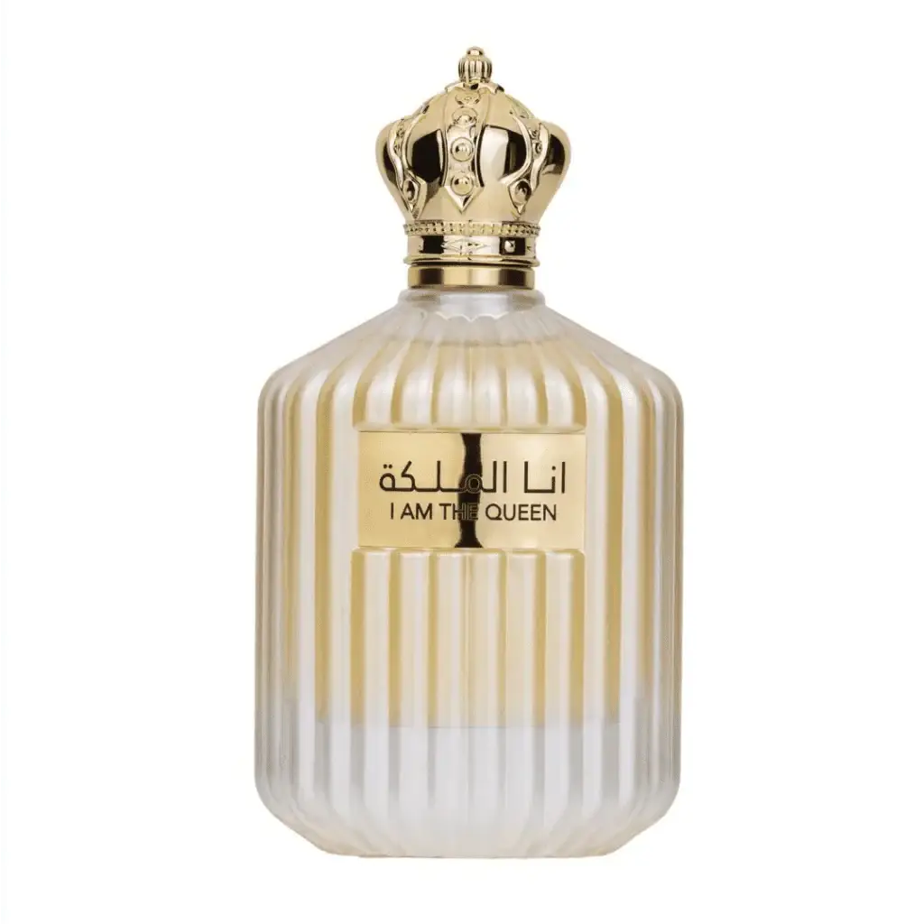 Een luxe goudkleurige kroon siert de top van een doorzichtige verticaal geribbelde parfumfles van ard al zaafaran i am the queen
