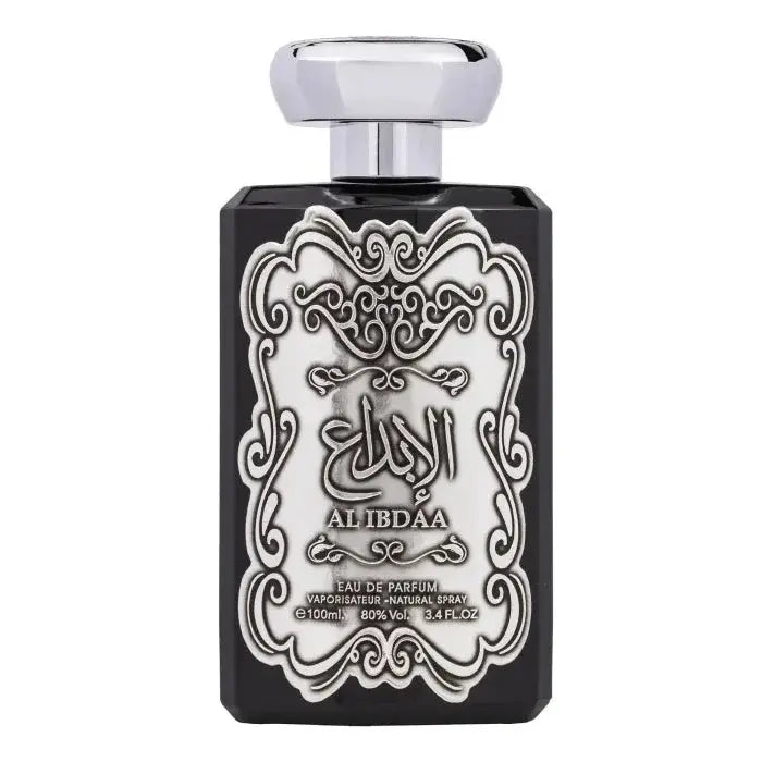Zwarte rechthoekige parfummfles met zilveren sierlabel en dop met arabisch schrift الإبداع en al ibdaa