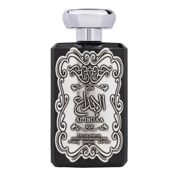 Zwarte rechthoekige parfummfles met zilveren sierlabel en dop met arabisch schrift الإبداع en al ibdaa