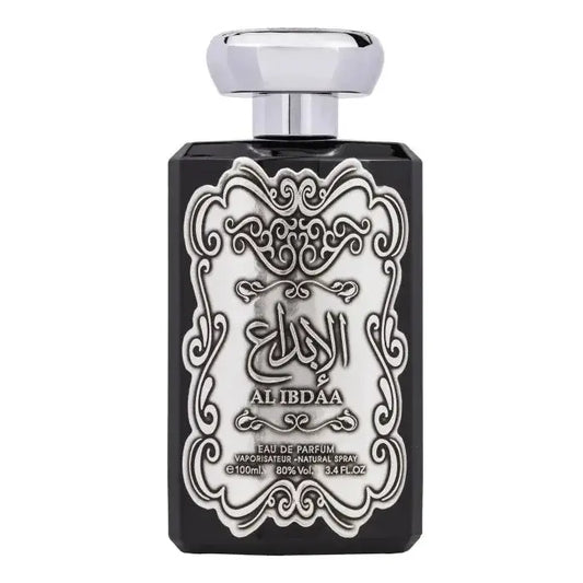 Zwarte rechthoekige parfummfles met zilveren sierlabel en dop met arabisch schrift الإبداع en al ibdaa