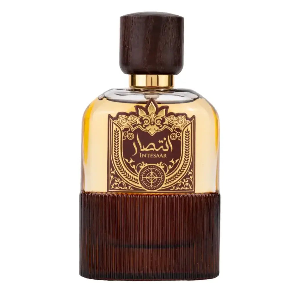 Een luxe amberkleurige parfumfles met donkerhouten dop en goudaccenten met arabische kalligrafie van ard al zaafaran intesaar