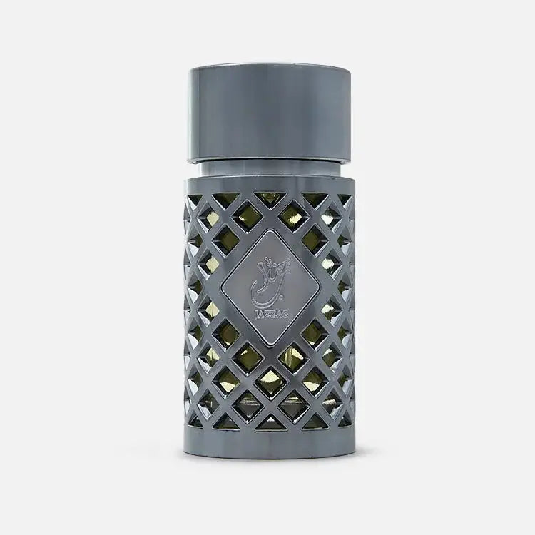 Een slanke matgrijze metalen parfumfles van ard al zaafaran jazzab silver met diamantvormige hanger en lattice uitsparingen