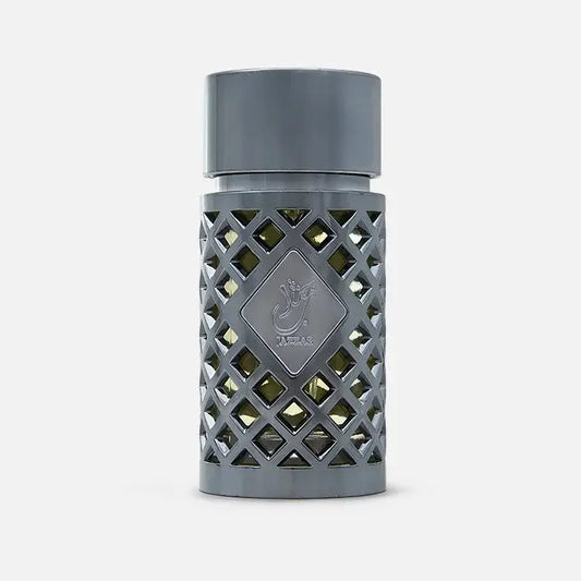 Een slanke matgrijze metalen parfumfles van ard al zaafaran jazzab silver met diamantvormige hanger en lattice uitsparingen