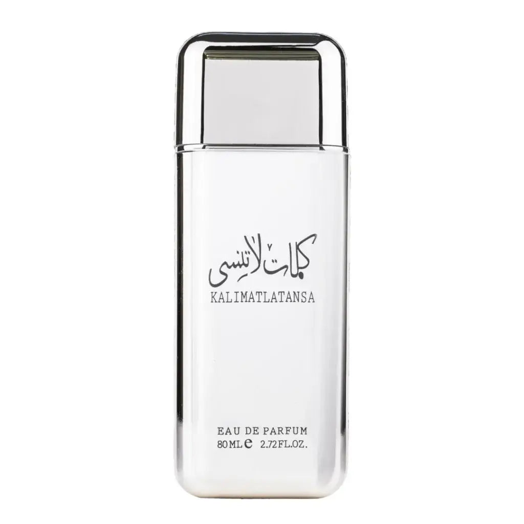 Een strakke transparante glazen fles met een zilveren dop en minimalistisch zwart arabisch opschrift kalimat latansa eau de parfum