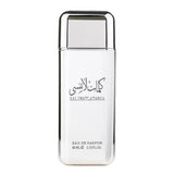 Een strakke transparante glazen fles met een zilveren dop en minimalistisch zwart arabisch opschrift kalimat latansa eau de parfum