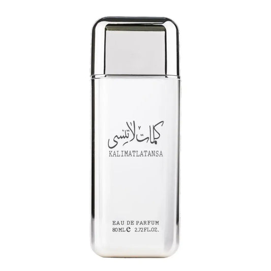 Een strakke transparante glazen fles met een zilveren dop en minimalistisch zwart arabisch opschrift kalimat latansa eau de parfum