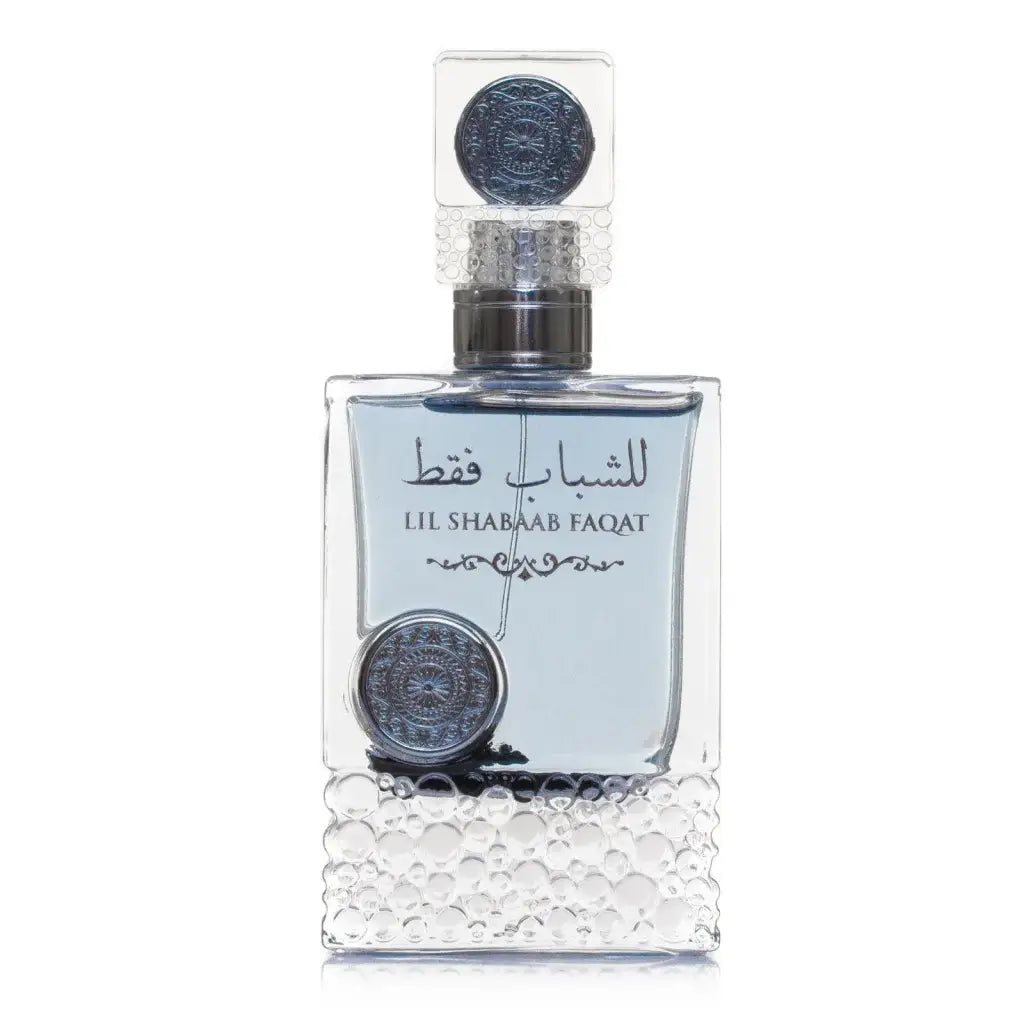Een heldere glazen parfumfles van ard al zaafaran lil shabaab faqat met zilverkleurige dop en decoratieve medaillons