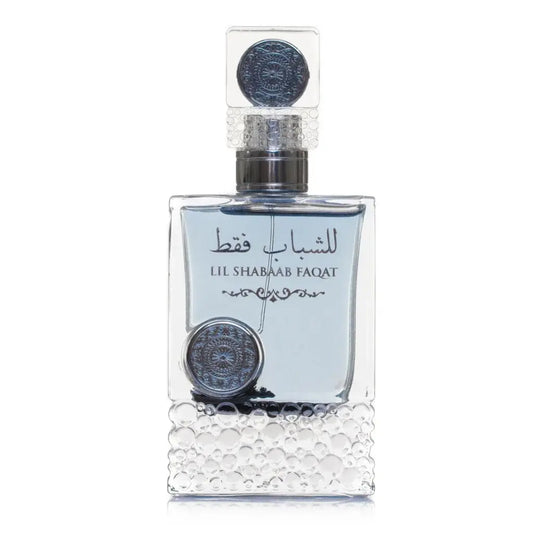 Een heldere glazen parfumfles van ard al zaafaran lil shabaab faqat met zilverkleurige dop en decoratieve medaillons