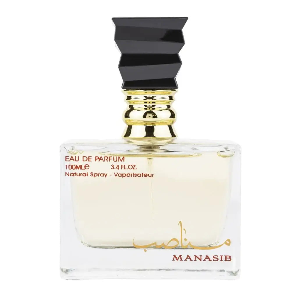 Een heldere rechthoekige glazen fles manasib eau de parfum met zwarte geometrische dop en goudkleurige kraag met lichtgele vloeistof