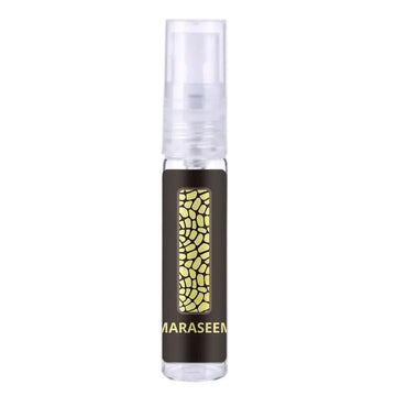 Een strak transparant spuitflesje met een donkerbruin label en een gouden mozaïekpatroon van ard al zaafaran maraseem