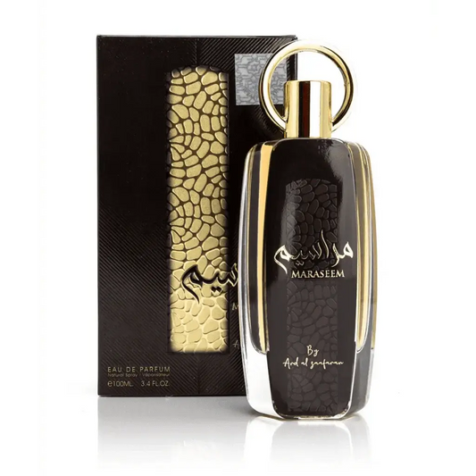 Zwarte glazen parfumfles met gouden accenten en ringvormige dop met merknaam maraseem in Arabisch script van Ard al Zaafaran Maraseem