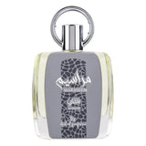 Een slanke transparante glazen fles maraseem parfum van al malaki met zilveren dop en arabische tekst op grijs label