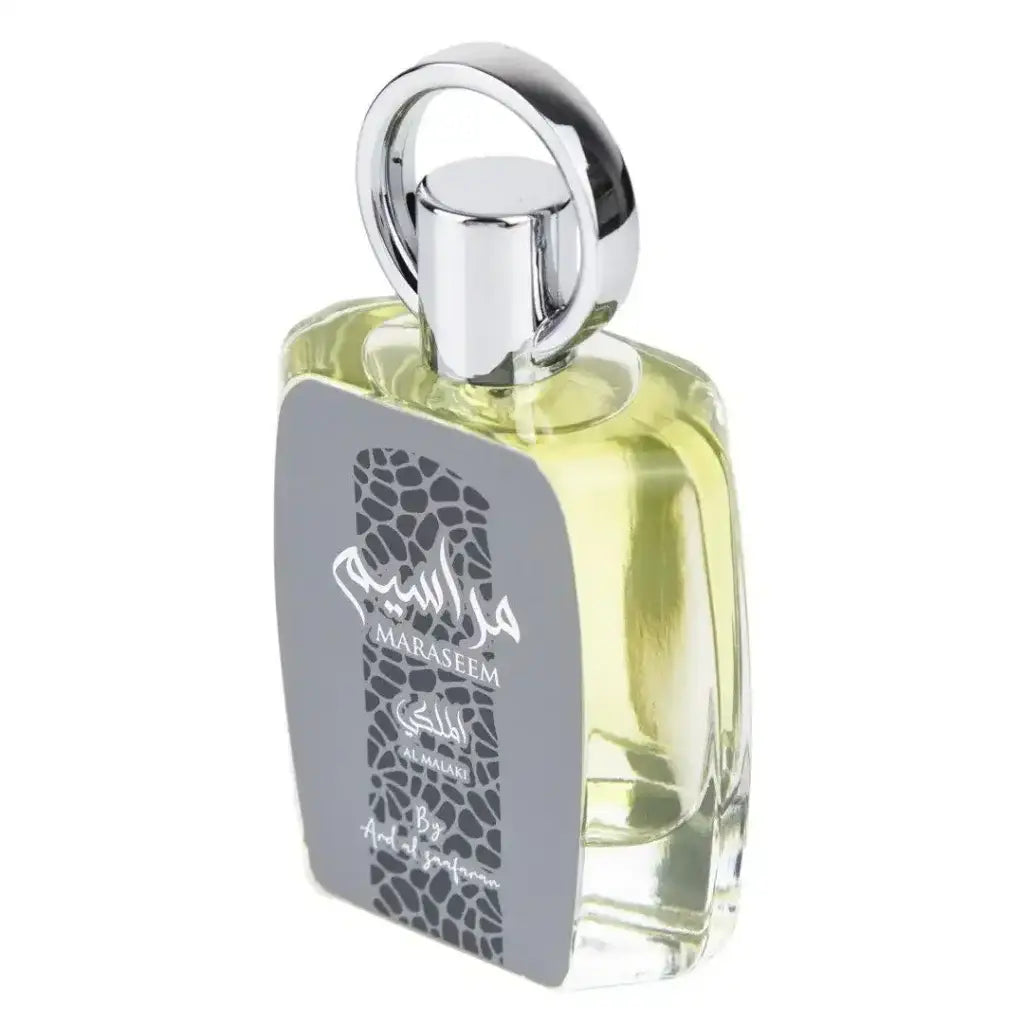 Een elegante transparante glazen fles maraseem parfum van ard al zaafaran met zilverkleurige dop en arabische grijze label
