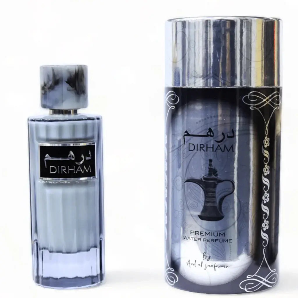 Zilverkleurige glazen parfumfles met geslepen ontwerp en zwart marmerdop met arabisch label dirham van ard al zaafaran milky dirham silver