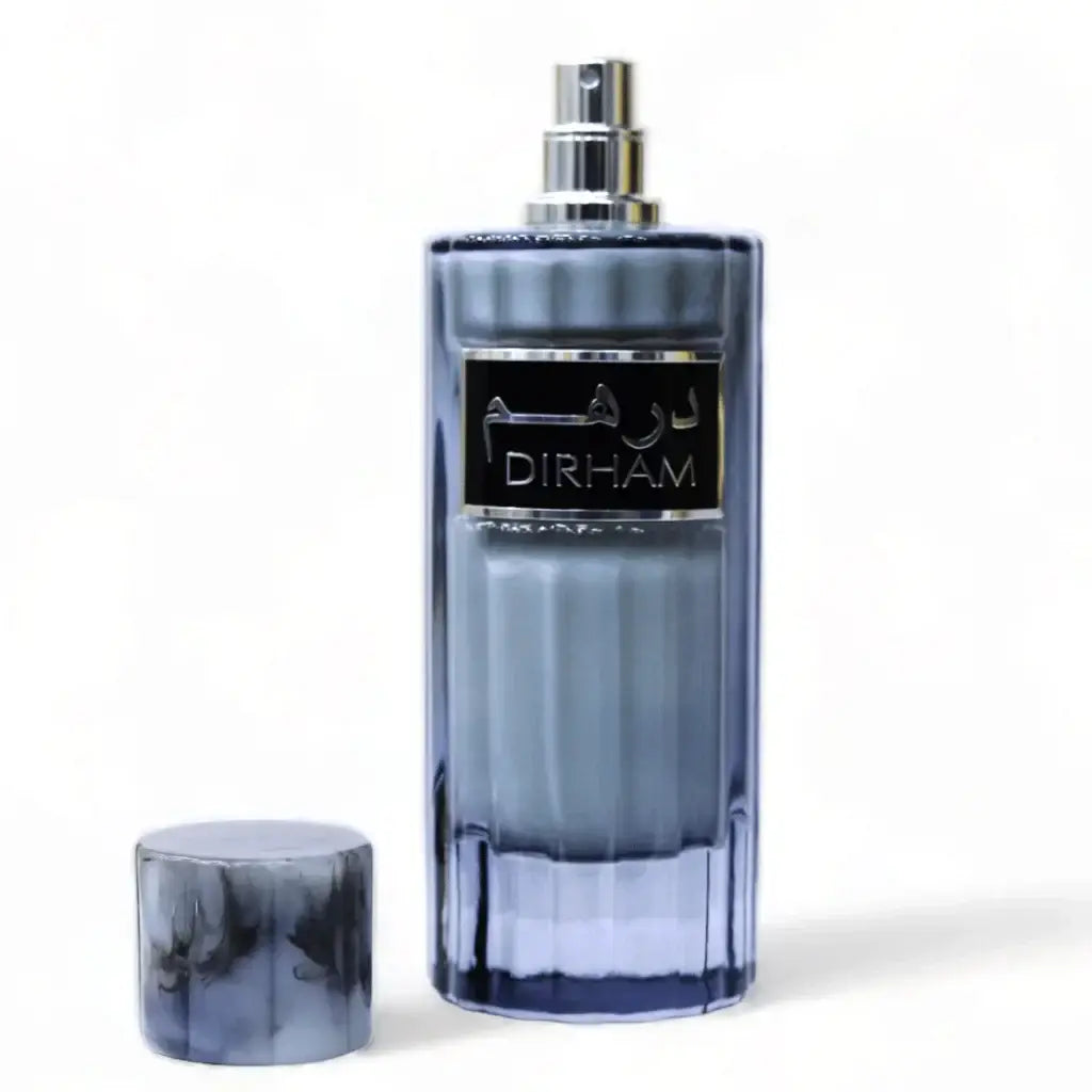 Een strak donkerblauw glazen parfumflesje met zilveren spray en dop met het label dirham van ard al zaafaran milky dirham silver