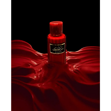 Een levendige rode glazen fles van malak parfum met zwarte label en gouden letters van ard al zaafaran milky malak